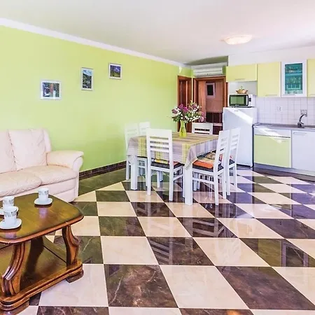 Apartmani Hari Tisno 4 *