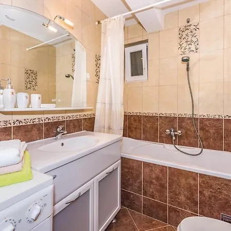 Apartmani Hari Tisno 4 *