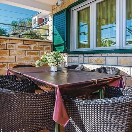 Apartmani Hari Tisno 4 *