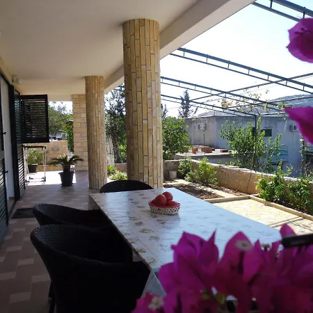 Apartmani Hari Tisno 4 *